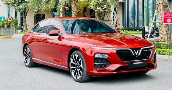 VinFast bất ngờ bán lại xe xăng Lux A2.0 với giá 'mềm' hơn?