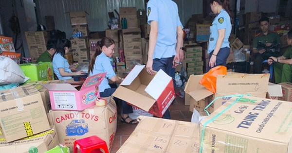Bắc Giang: Phát hiện hàng trăm túi hàng thực phẩm giả mạo nhãn mác