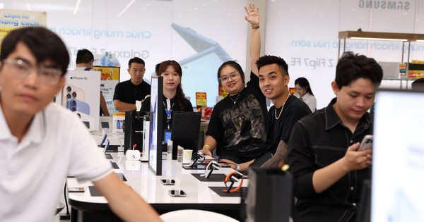 Khách hàng hào hứng nhận sớm Galaxy Z 2025 cùng loạt quà giá trị từ Thế Giới Di Động