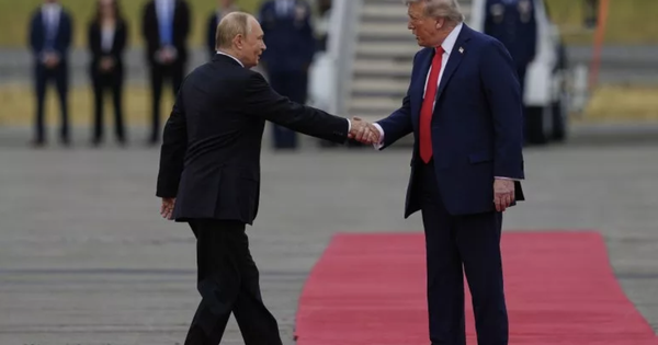 Giải mã cái bắt tay của Tổng thống Donald Trump và Tổng thống Putin