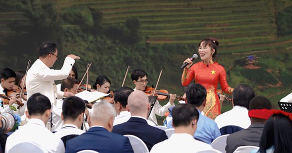 Bắt trọn khoảnh khắc nữ tỷ phú cất tiếng ca giữa cờ hoa tháng 8