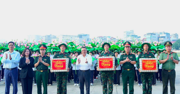 Hà Nội phát miễn phí nước uống và đồ ăn cho người dân xem diễu binh, diễu hành 2-9