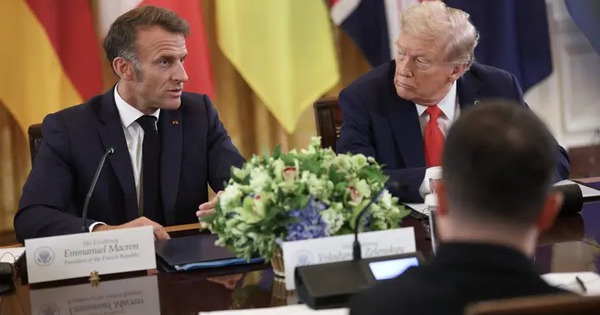 Khoảnh khắc ông Trump thầm thì, nêu lý do ông Putin muốn thỏa thuận hòa bình: "Nghe có vẻ điên rồ"