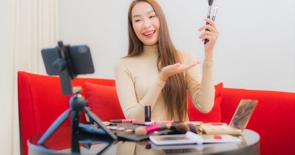 Thời của 'chiến thần' livestream đã qua: Khi FOMO và 'deal hời' không còn là át chủ bài, KOC và nhãn hàng phải làm gì?