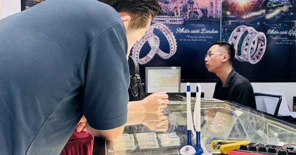 Nếu nhỡ “sóng” chứng khoán và vàng, người mua bạc vẫn lãi 35% từ đầu năm