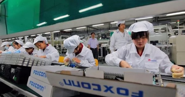 Foxconn tức tốc tuyển công nhân lắp iPhone 17: Trả 100 nghìn đồng/giờ, thưởng thêm gần 30 triệu nếu làm đủ 3 tháng