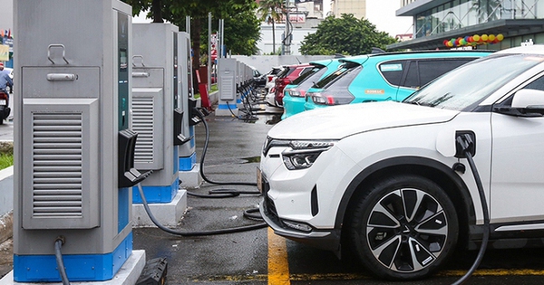 Quy định mới về sạc xe điện VinFast: Chỉ được đỗ 10 phút miễn phí sau khi sạc đầy, phút 11 trở đi phải trả tiền