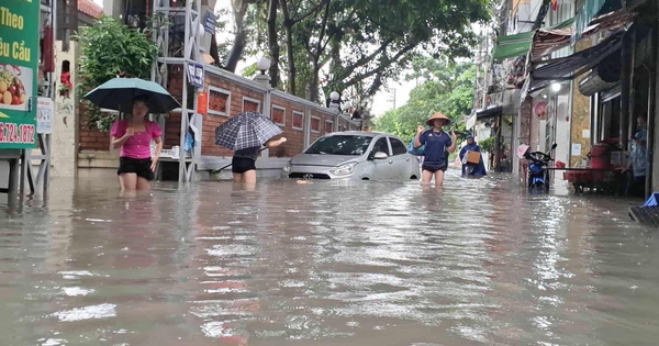 Chủ ô tô cần làm gì khi xe chết máy giữa mưa lũ hoặc rơi vào vùng ngập nước?