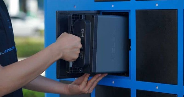 Chuyện gì đây: Hàng trăm cửa hàng FPT Shop "biến" thành trạm sạc ô tô điện, tủ đổi pin xe máy điện
