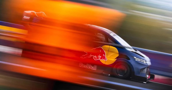 Ford phá kỷ lục Nürburgring bằng... xe tải giao hàng