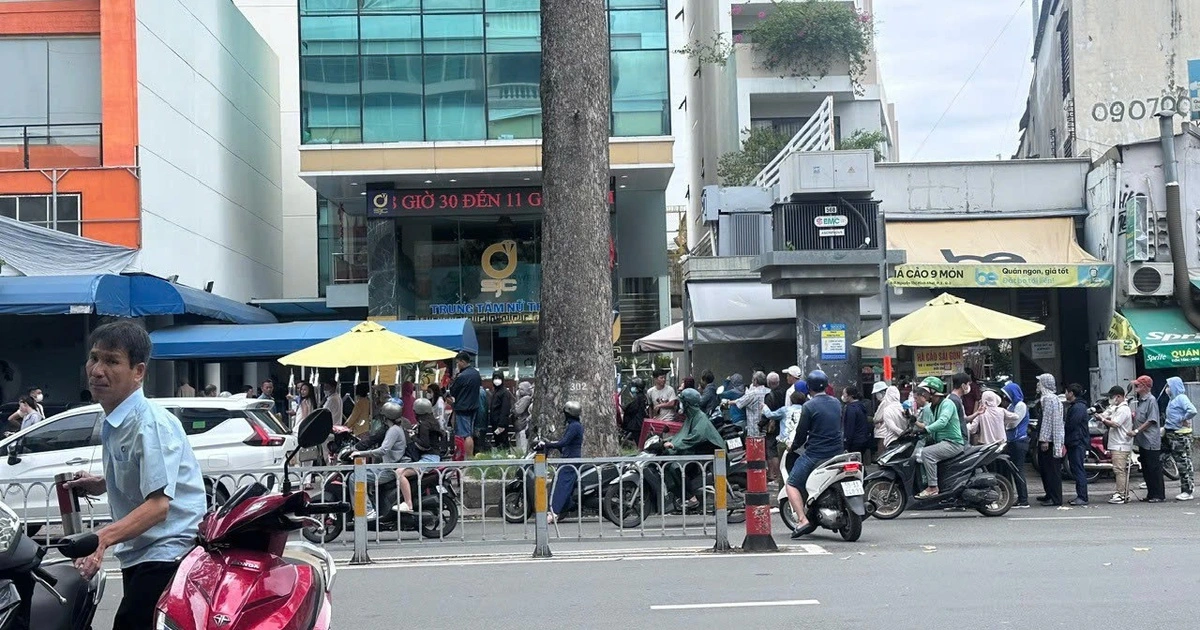 Xếp hàng mua vàng khi giá cao kỷ lục