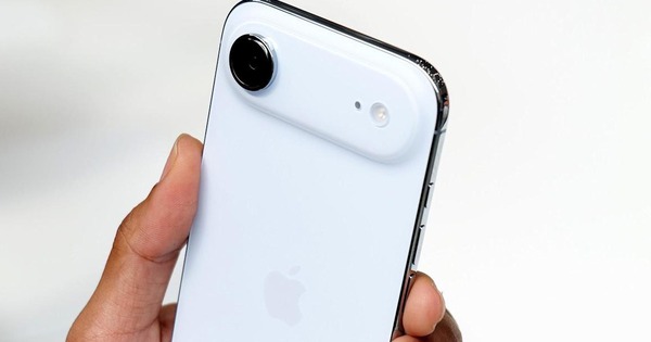 Apple vừa ra mắt chiếc 'iPhone xấu nhất lịch sử'