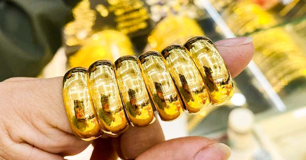 Nhiều người mua vàng lãi gấp đôi khi giá vàng lập đỉnh mới 130 triệu đồng/lượng