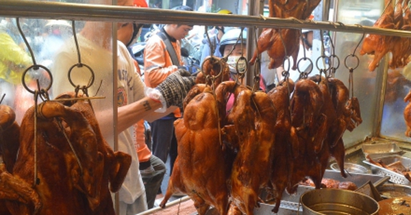Tiệm vịt quay ở TP.HCM hốt bạc dịp 2/9, doanh thu cả trăm triệu đồng