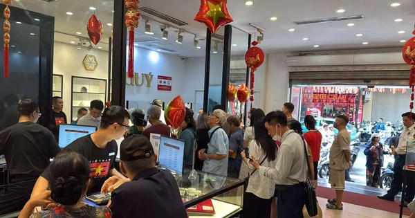 Hết chờ đợi mua vàng, lại đến xếp hàng mua bạc
