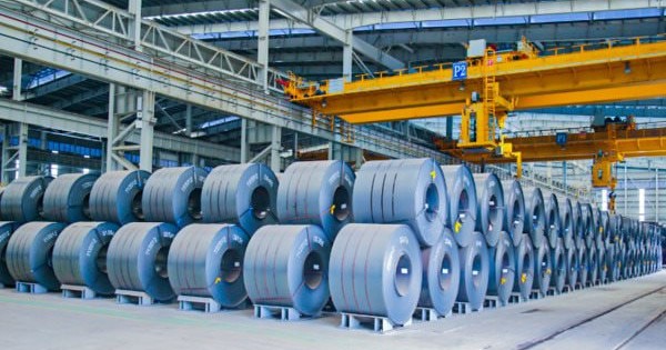 Cổ phiếu thép đồng loạt “xanh, tím”, điều gì đang diễn ra?