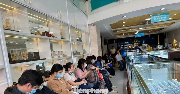 Lý do nhiều người 'quay xe' khi vừa tới tiệm vàng