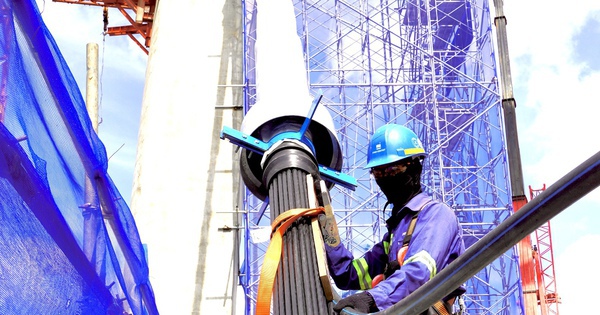 Hình ảnh căng bó cáp dây văng cầu Phước An có nhịp lớn nhất châu Á