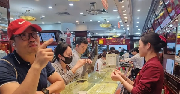 Giá vàng tăng không ngừng: Nên quản hay buông?
