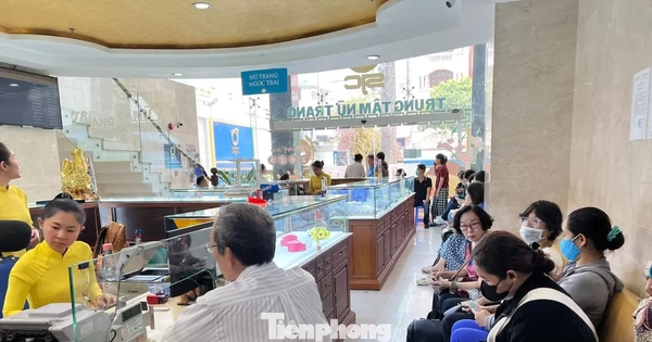 Khuyến cáo việc người dân xếp hàng mua vàng