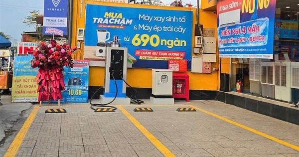 Tỷ phú Phạm Nhật Vượng "bắt tay" ông Nguyễn Đức Tài triển khai hơn 2.000 trạm sạc, điểm đổi pin VinFast tại cửa hàng Thế Giới Di Động