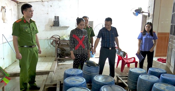 Công an đột kích xưởng sản xuất giá đỗ, phát hiện 1,4 tấn giá đang được "tắm" trong "nước kẹo" giúp phát triển thần tốc