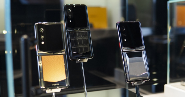Ai đang mua hàng loạt "huyền thoại" smartphone tại Việt Nam?