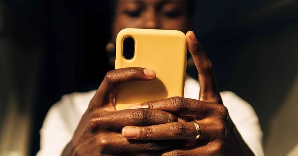 Không dễ như Việt Nam, ở quốc gia này iPhone là biểu tượng "quyền quý": Để dành 40 tháng lương mới mua nổi