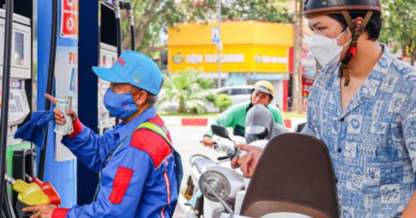 Giá xăng giảm hơn 400 đồng/lít