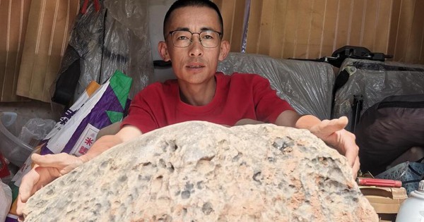 Đào đất hơn 10 tiếng, người đàn ông phát hiện vật thể lạ nặng tới 423 kg khiến giới khoa học kinh ngạc