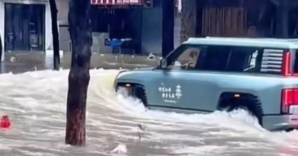 Ngập nặng do bão nhưng 'tàu ngầm 4 bánh' của Trung Quốc vẫn ung dung lội: Dân tố đi đến đâu hỏng đến đấy