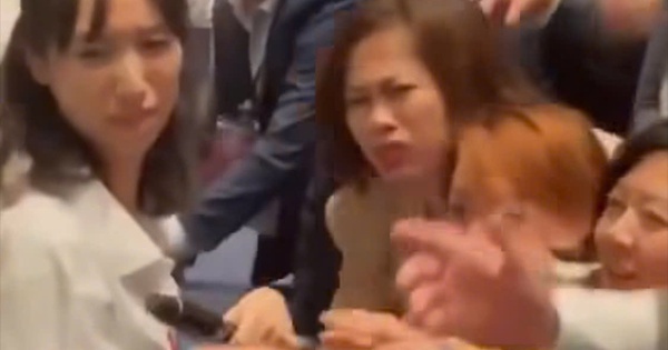 Góc nhìn của luật sư về vụ "nhảy lên bàn" để giật phiếu mua căn hộ ở phường Bình Dương