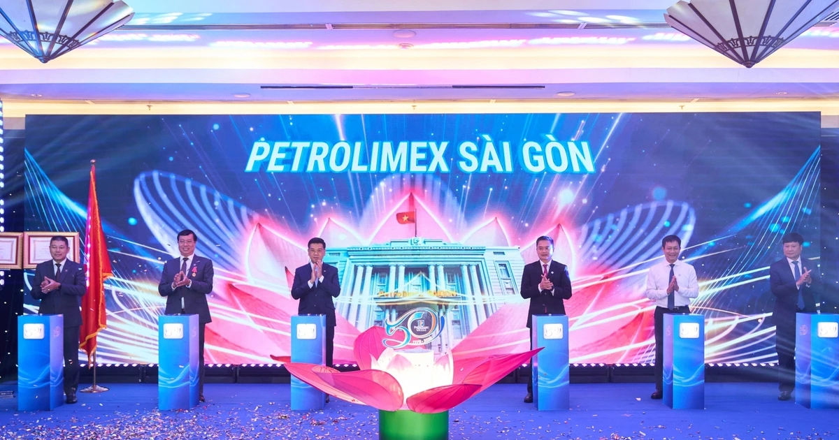 Petrolimex Sài Gòn nhận Huân chương Lao động hạng nhất trong ngày tròn 50 tuổi