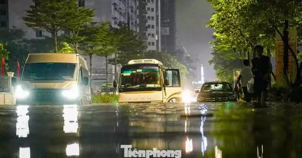 La liệt ôtô ngập nước trên đường phố Hà Nội, cứu hộ khẩn cấp xuyên đêm
