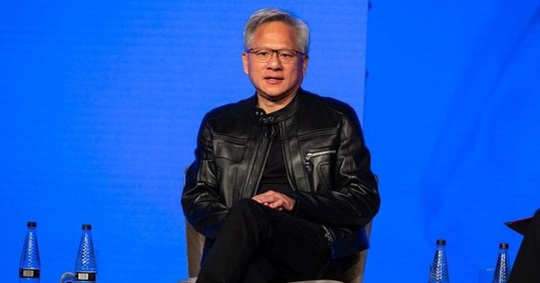 Khi ‘cơn bão’ AI dần xâm chiếm thị trường lao động, CEO Nvidia Jensen Huang chỉ ra cơ hội việc làm cực lớn cho giới trẻ, không cần bằng đại học vẫn có thể kiếm được tiền tỷ mỗi năm