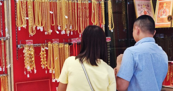 Nghịch lý tại Thái Lan: Giá vàng thật lập kỷ lục, người dân đổ xô mua... vàng giả