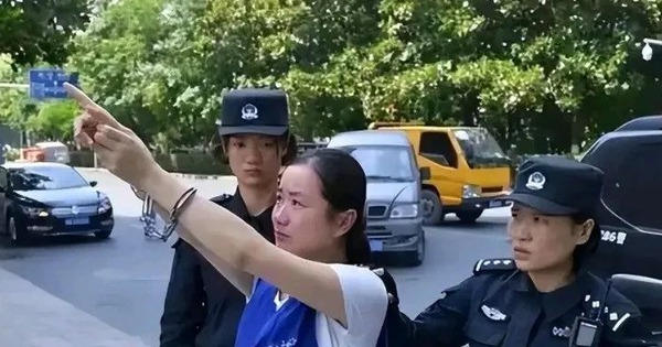 Nữ sinh xuất sắc bị cảnh sát ập vào bắt ngay trong lớp học, danh tính thật khiến bạn bè toát mồ hôi lạnh