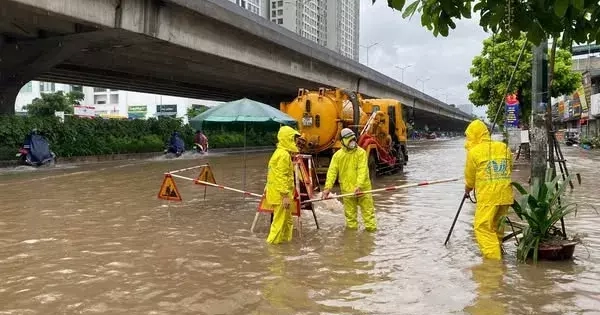 Trời hửng nắng, Hà Nội vẫn còn nhiều điểm ngập sâu