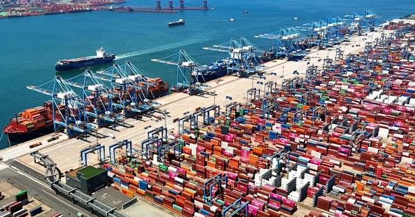 Xuất khẩu bứt phá giúp Trung Quốc ‘chơi rắn’ trong cuộc chiến thuế quan với Mỹ