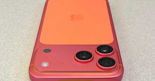 Kỳ lạ chiếc iPhone 17 Pro Max Cam Vũ Trụ bỗng đổi sang màu hồng đỏ