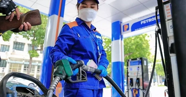 Giá xăng tăng, dầu giảm
