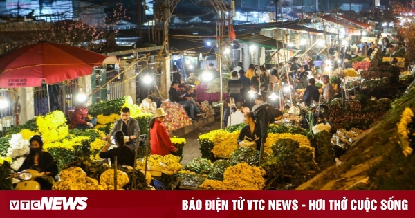 Chợ hoa lớn nhất Hà Nội đông kín khách suốt đêm trước ngày 20/10