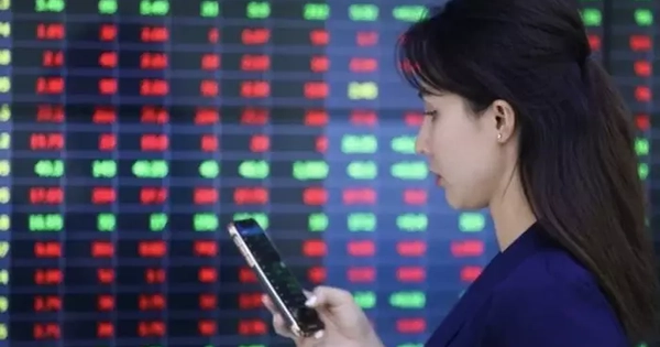 Nhà đầu tư lỗ hay lãi khi 'bắt đáy’ chứng khoán phiên lao dốc?