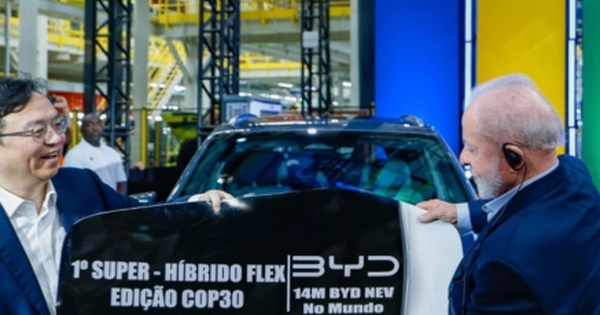 Tổng thống Brazil được tặng chiếc xe thứ 14 triệu của BYD