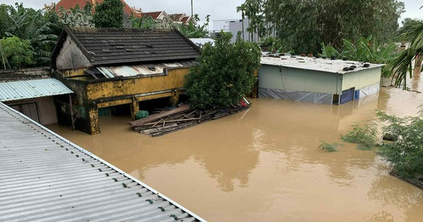 Nắng lên, hàng chục ngàn nhà dân ở Đà Nẵng vẫn ngập sâu trong lũ lịch sử