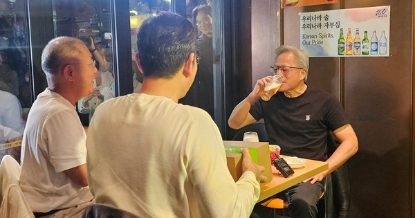 Đây là cách CEO công ty 5.000 tỷ USD bán hàng: Uống bia, ăn gà rán với Chủ tịch Samsung, Jensen Huang lập tức chốt xong đơn 50.000 GPU