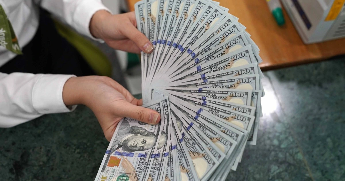 Giá USD hôm nay 3.10.2025: Ngân hàng giảm nhưng kịch trần
