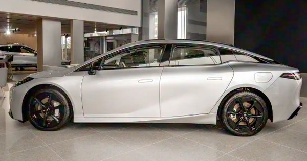 Một đối thủ của Toyota Camry vừa trình làng: Giá khởi điểm hơn 500 triệu đồng, 1 lần sạc đi 630 km