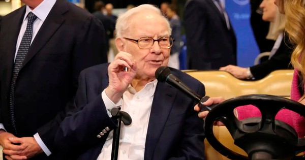 Warren Buffet quyết ‘ngồi im’, ‘pháo đài’ tiền mặt của Berkshire Hathaway lại lập kỷ lục mới