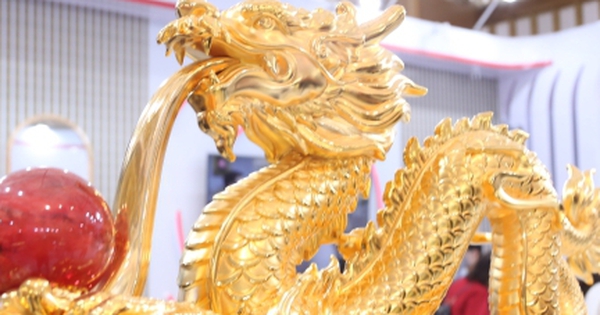 Tượng 'Phúc Long Tụ Bảo' mạ vàng giá hơn nửa tỷ đồng tại Hội chợ Mùa Thu 2025